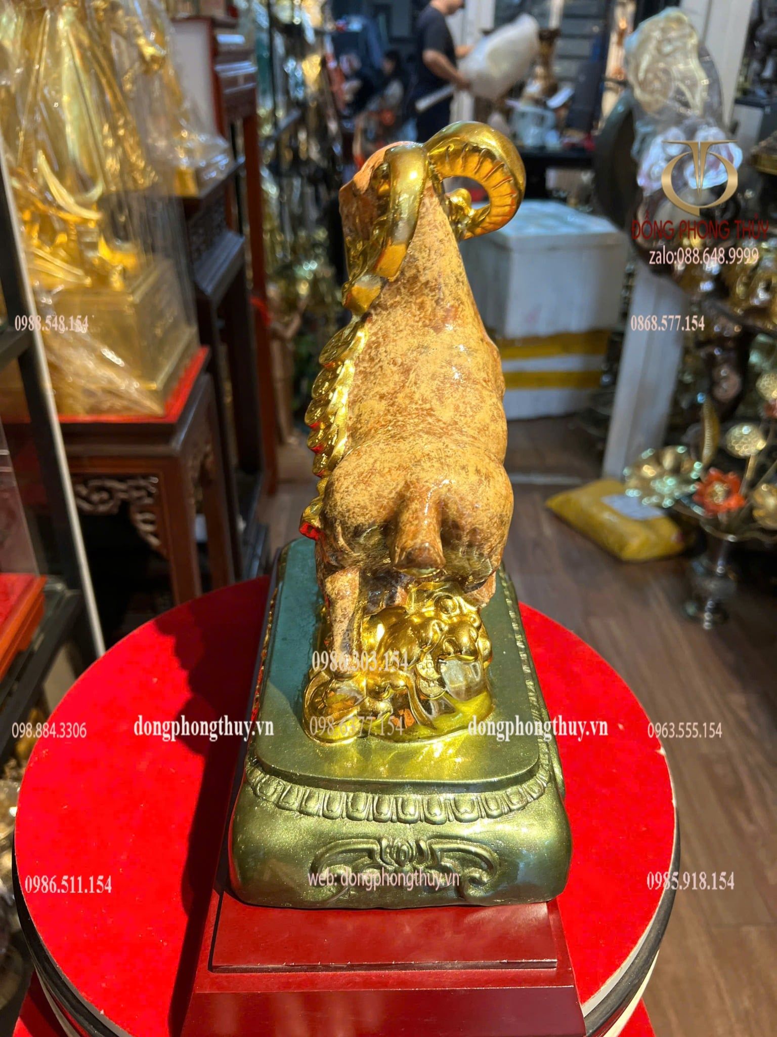 Tượng dê bằng đồng màu khoáng nhiệt dát vàng nano