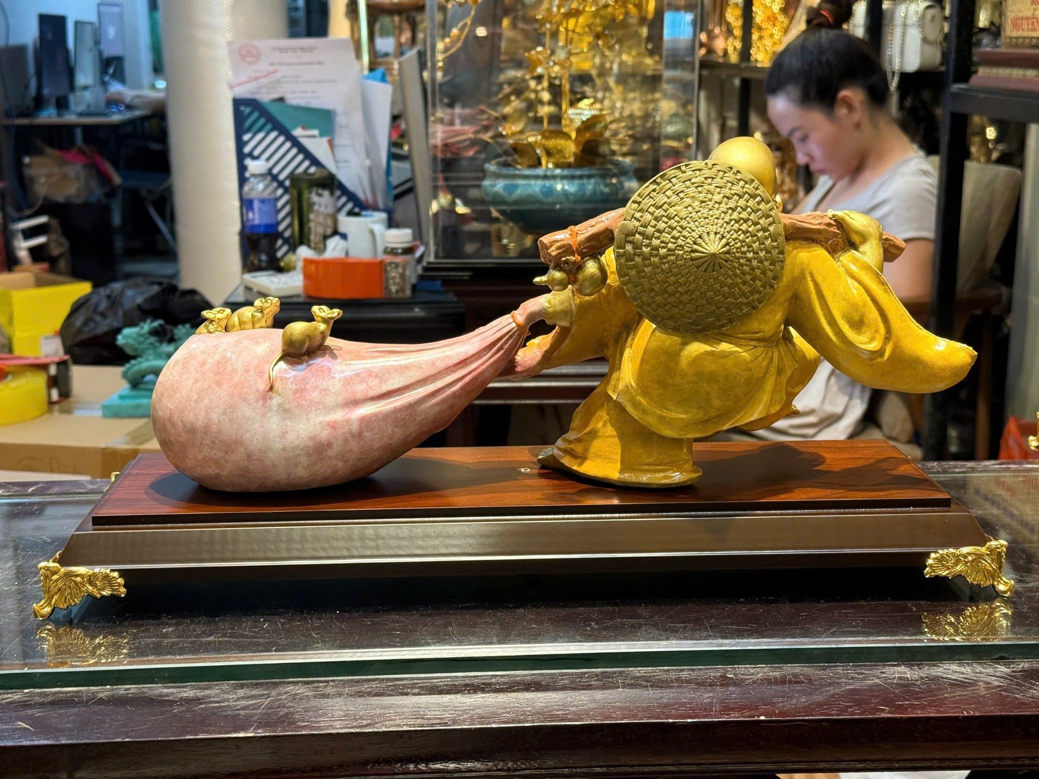 Tượng di lặc kéo bao tiền bằng đồng màu khoáng chịu nhiệt