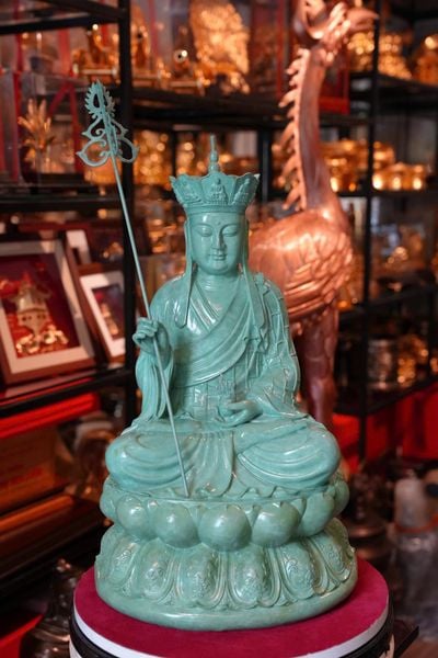 Tượng Địa Tạng Vương Bồ Tát bằng đồng màu patina