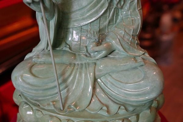 Tượng Địa Tạng Vương Bồ Tát bằng đồng màu patina