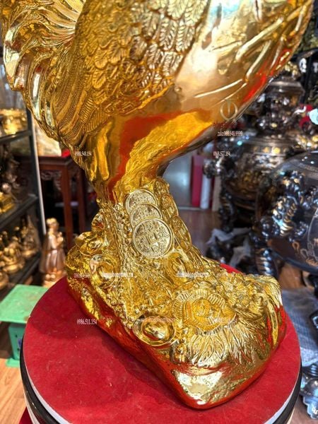 Tượng gà trống bằng đồng dát vàng