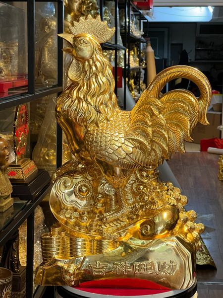Tượng gà bằng đồng dát vàng 24k