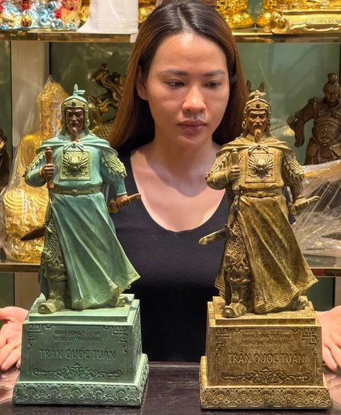 Tượng Hưng Đạo Vương bằng đồng màu patina