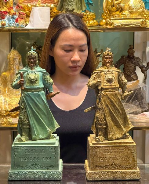 Tượng Hưng Đạo Vương bằng đồng màu patina
