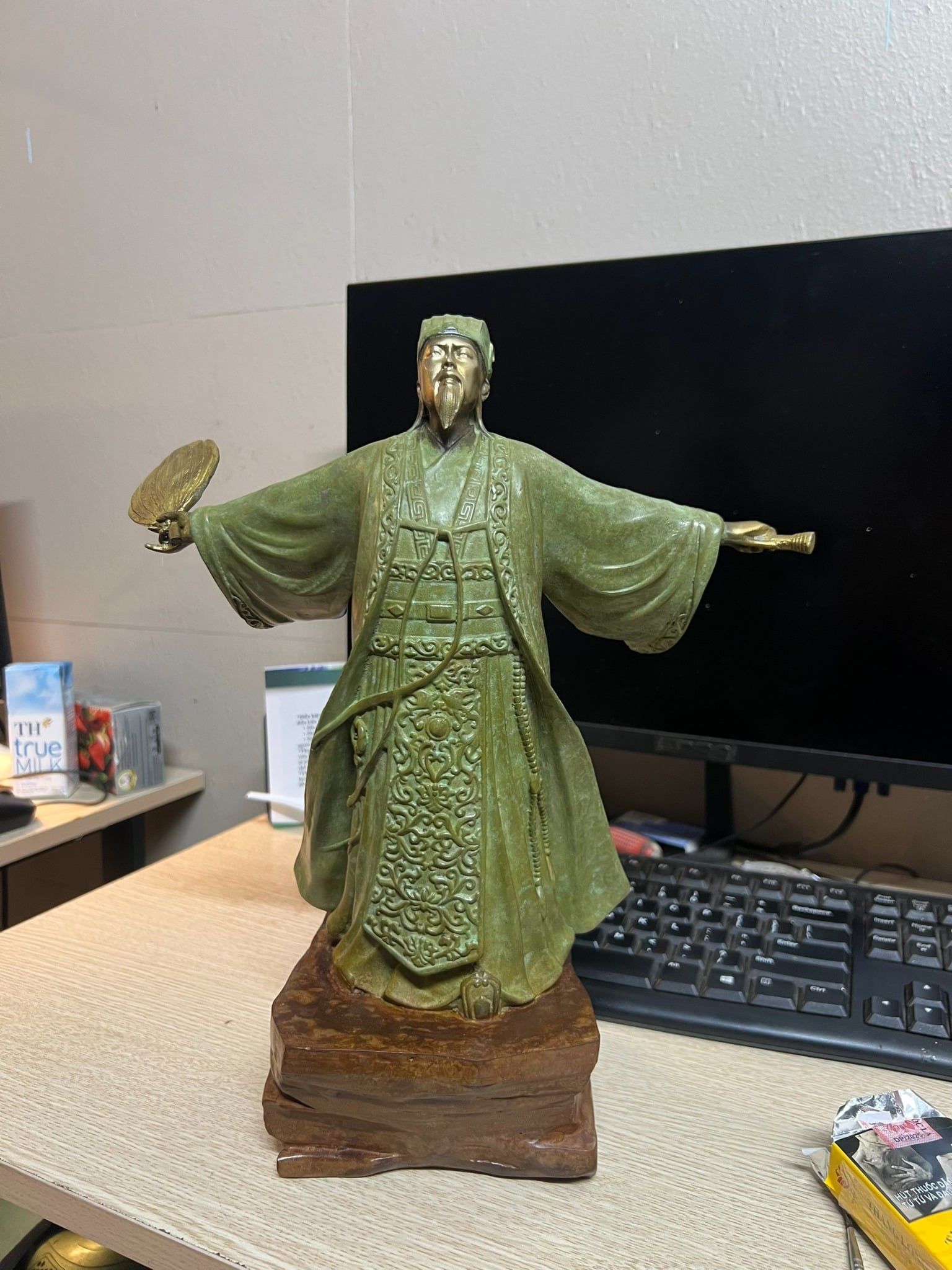 Tượng khổng minh gia cát lượng đón gió đông