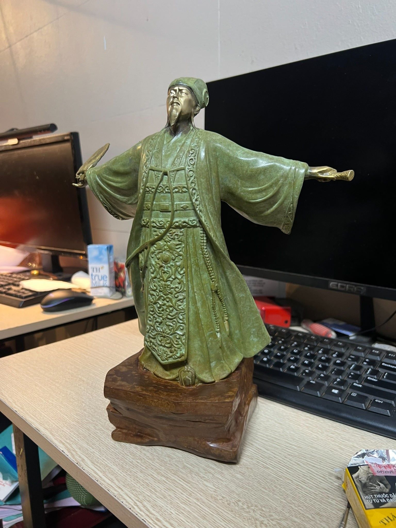 Tượng khổng minh gia cát lượng đón gió đông