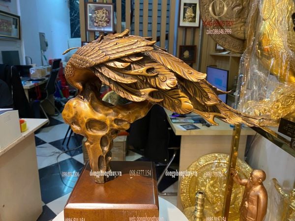 Tượng khổng tước bằng đồng đế gỗ