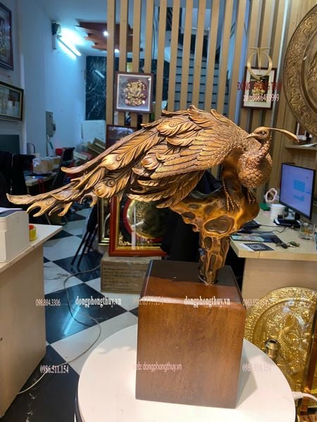 Tượng khổng tước bằng đồng đế gỗ