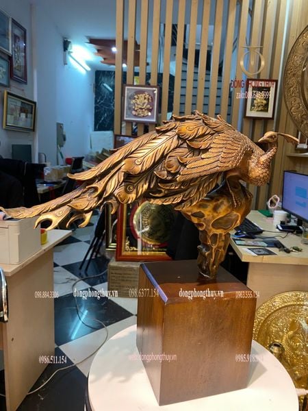Tượng khổng tước bằng đồng đế gỗ