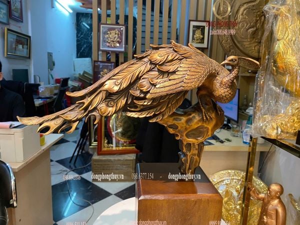 Tượng khổng tước bằng đồng đế gỗ