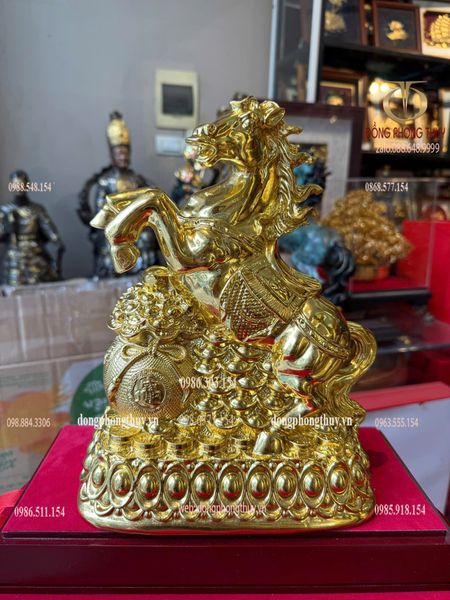 Tượng ngựa bằng đồng dát vàng nano
