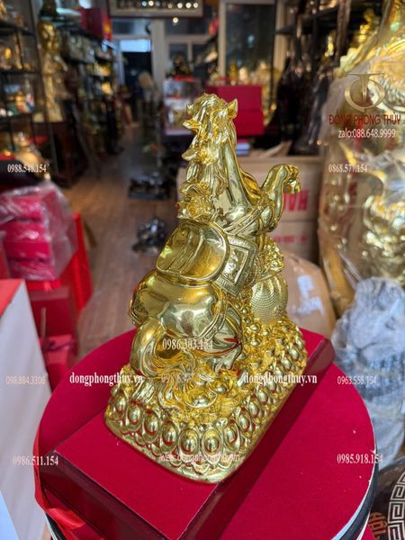 Tượng ngựa bằng đồng dát vàng nano