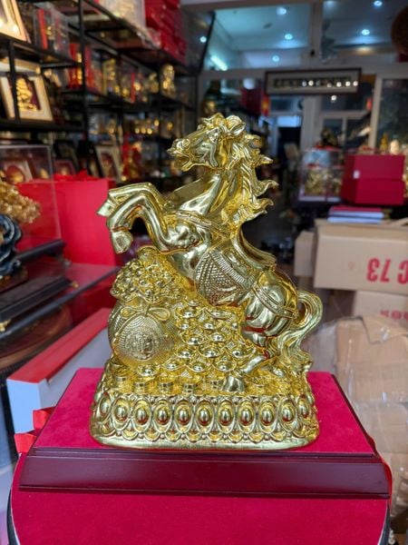 Tượng ngựa bằng đồng dát vàng nano