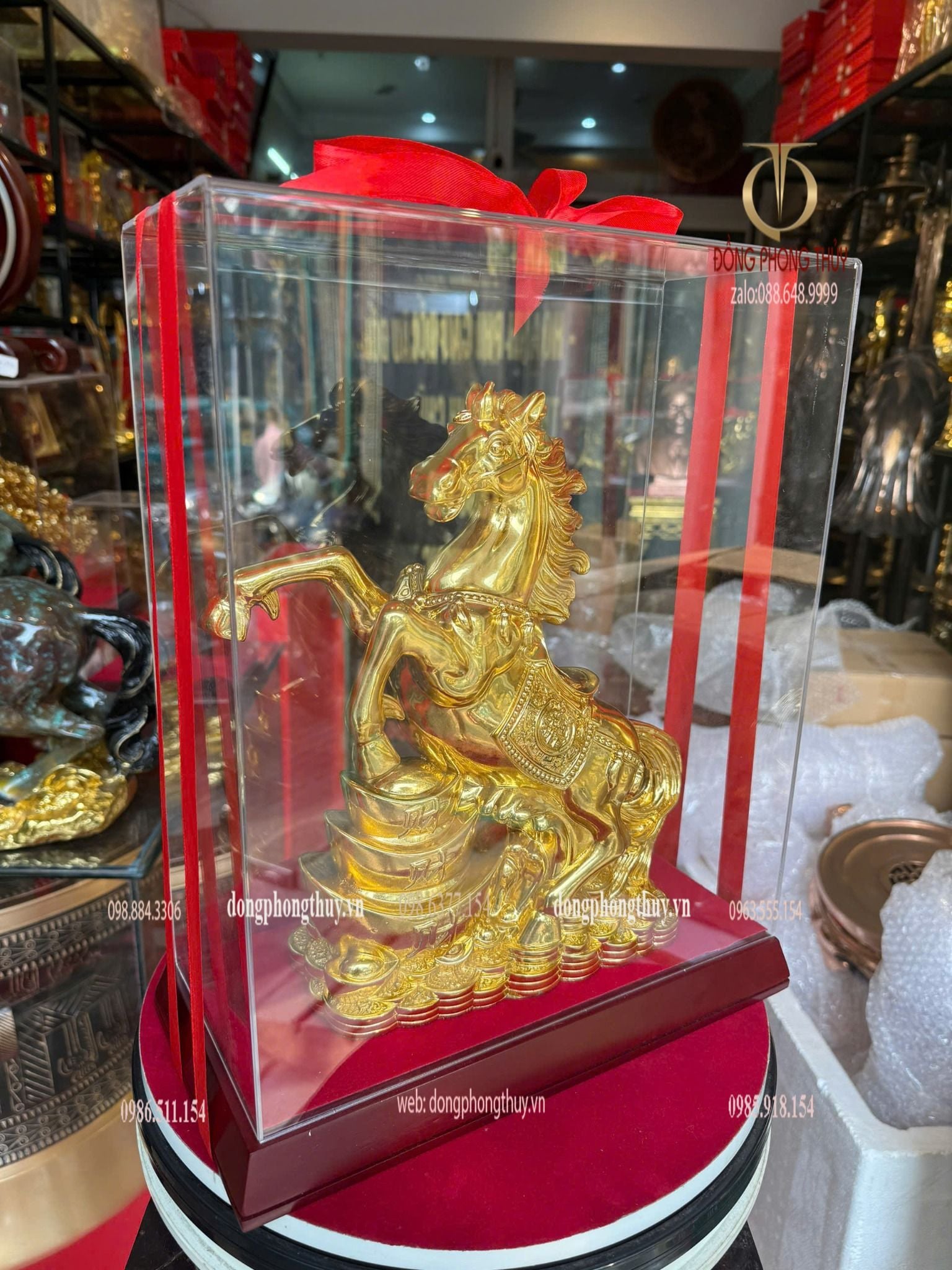 tượng ngựa mạ vàng