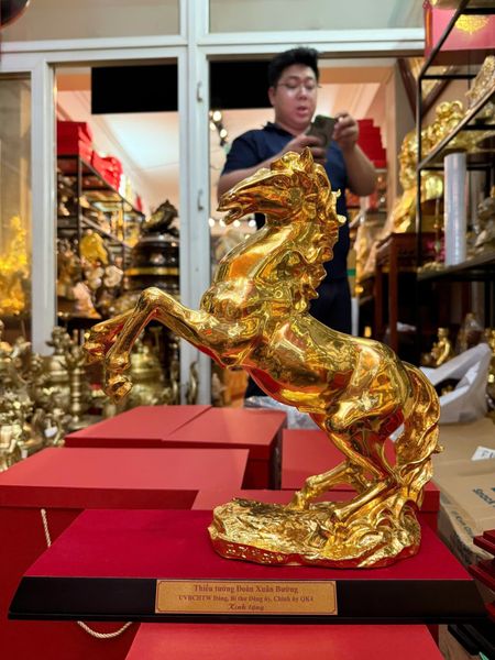 Tượng ngựa 36cm bằng đồng dát vàng 24k