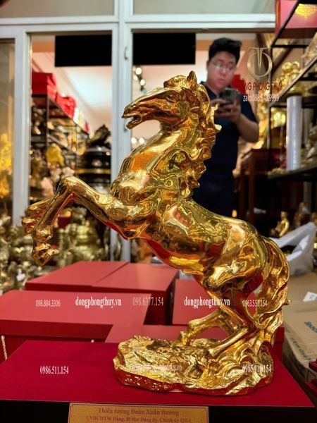 Tượng ngựa 36cm bằng đồng dát vàng 24k