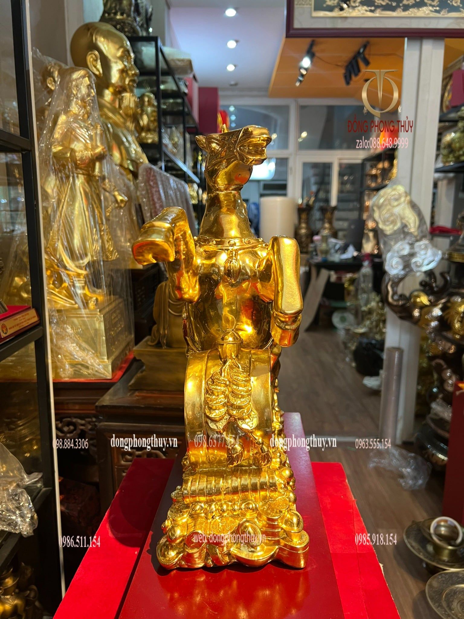 Tượng ngựa mạ vàng bằng đồng dát vàng 24k