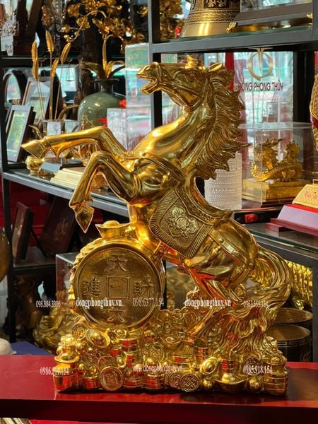 Tượng ngựa mạ vàng bằng đồng dát vàng 24k