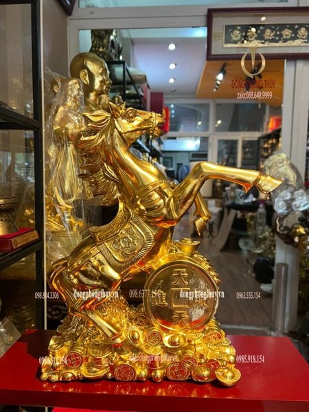 Tượng ngựa mạ vàng bằng đồng dát vàng 24k