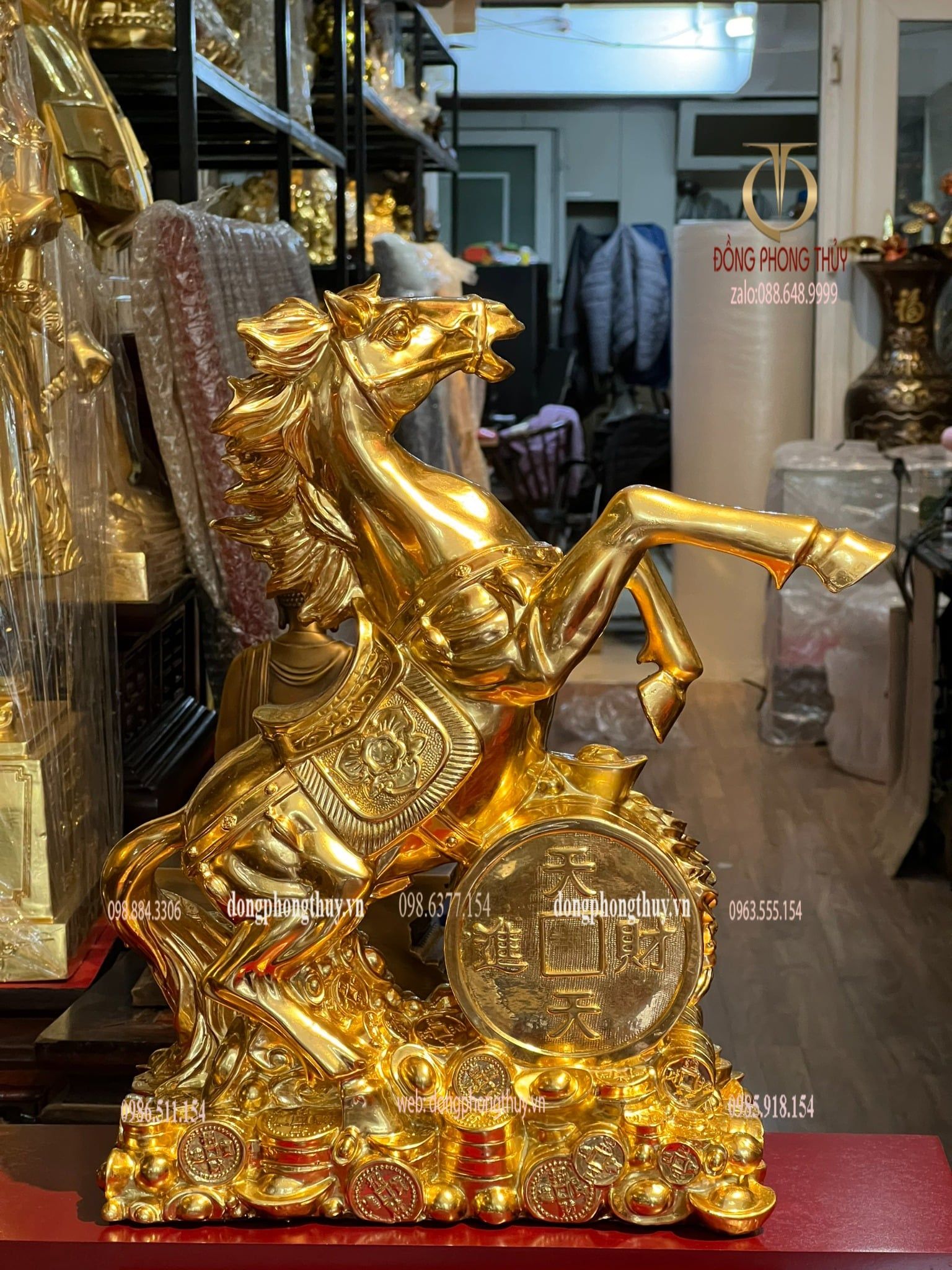 Tượng ngựa mạ vàng bằng đồng dát vàng 24k