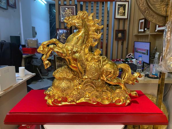 Tượng ngựa mạ vàng bằng đồng dát vàng 24k