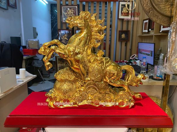 Tượng ngựa mạ vàng bằng đồng dát vàng 24k