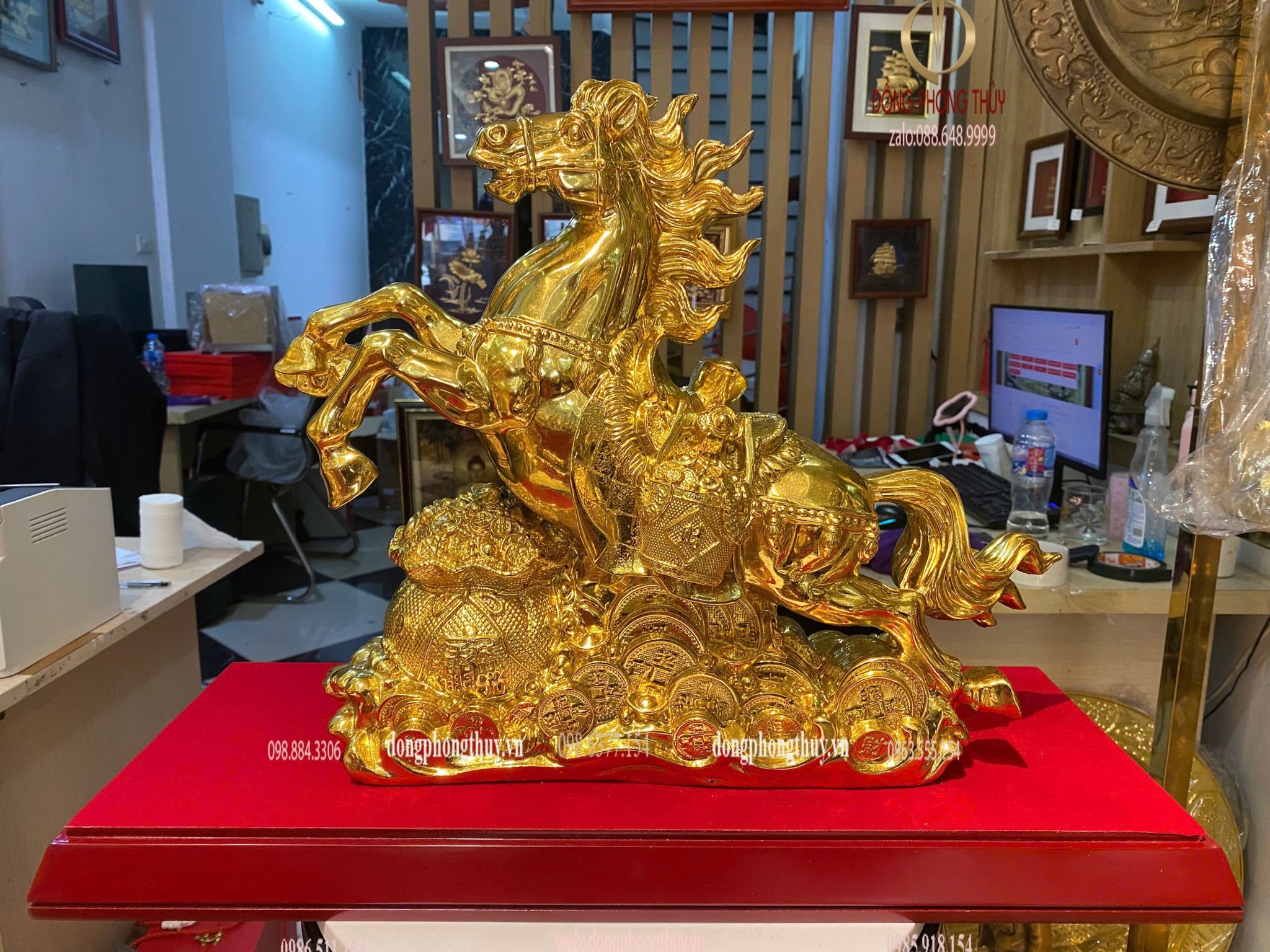 Tượng ngựa mạ vàng bằng đồng dát vàng 24k
