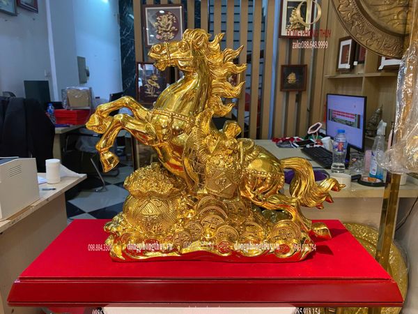Tượng ngựa mạ vàng bằng đồng dát vàng 24k