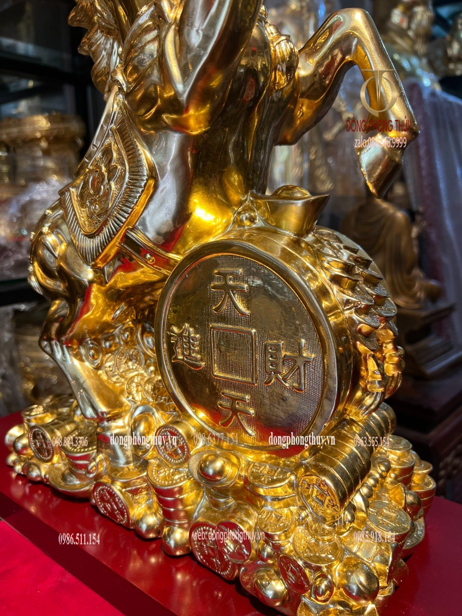 Tượng ngựa mạ vàng bằng đồng dát vàng 24k
