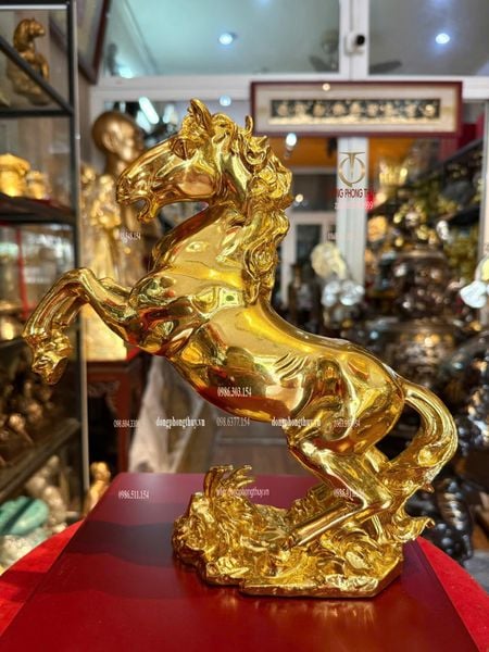 Tượng ngựa hý bằng đồng dát vàng