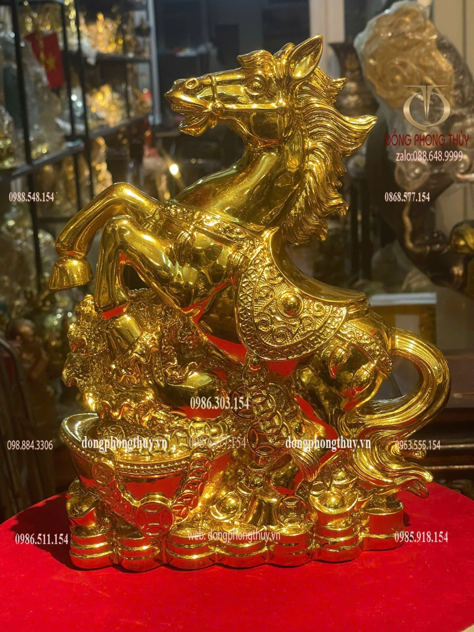 Tượng ngựa bằng đồng dát vàng