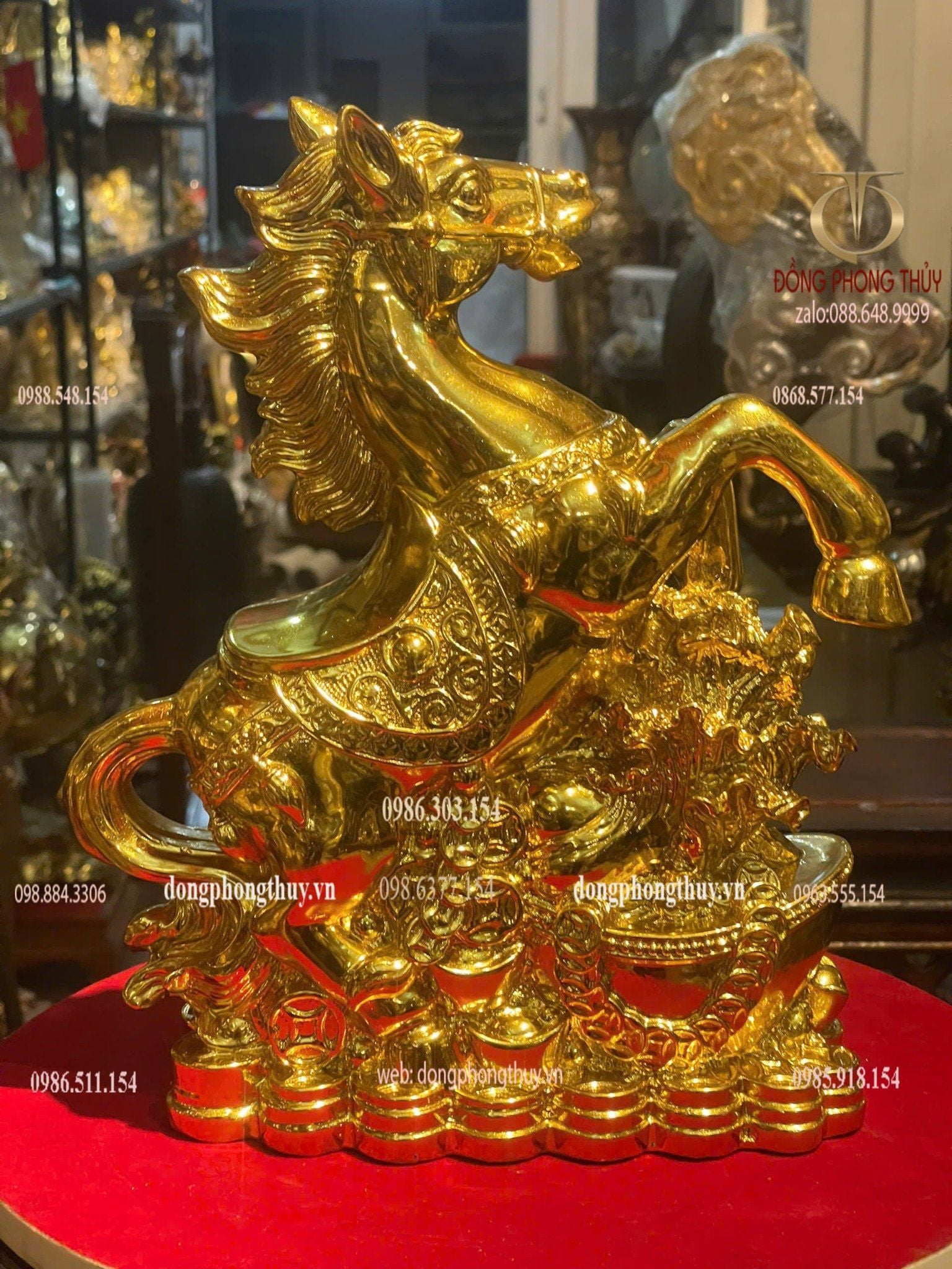 Tượng ngựa bằng đồng dát vàng