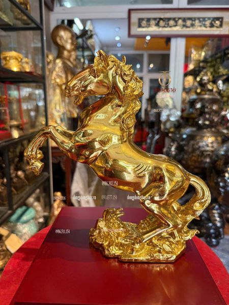 Tượng ngựa hý bằng đồng dát vàng