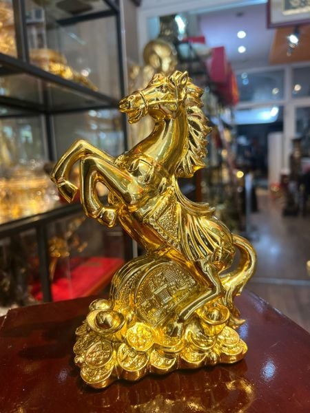 Tượng ngựa bằng đồng dát vàng nano