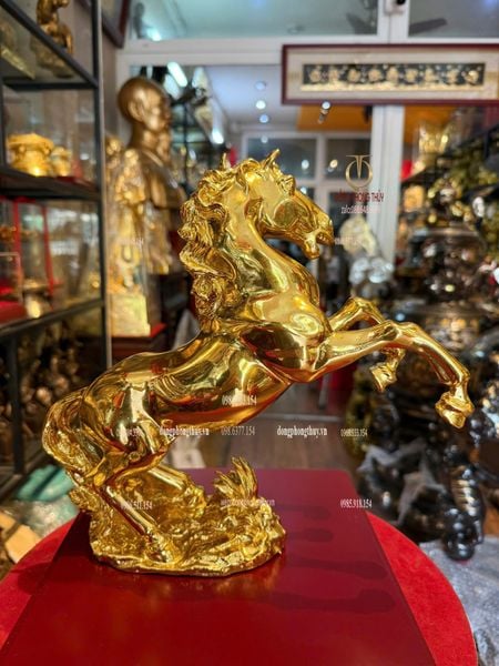 Tượng ngựa hý bằng đồng dát vàng