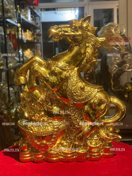 Tượng ngựa bằng đồng dát vàng
