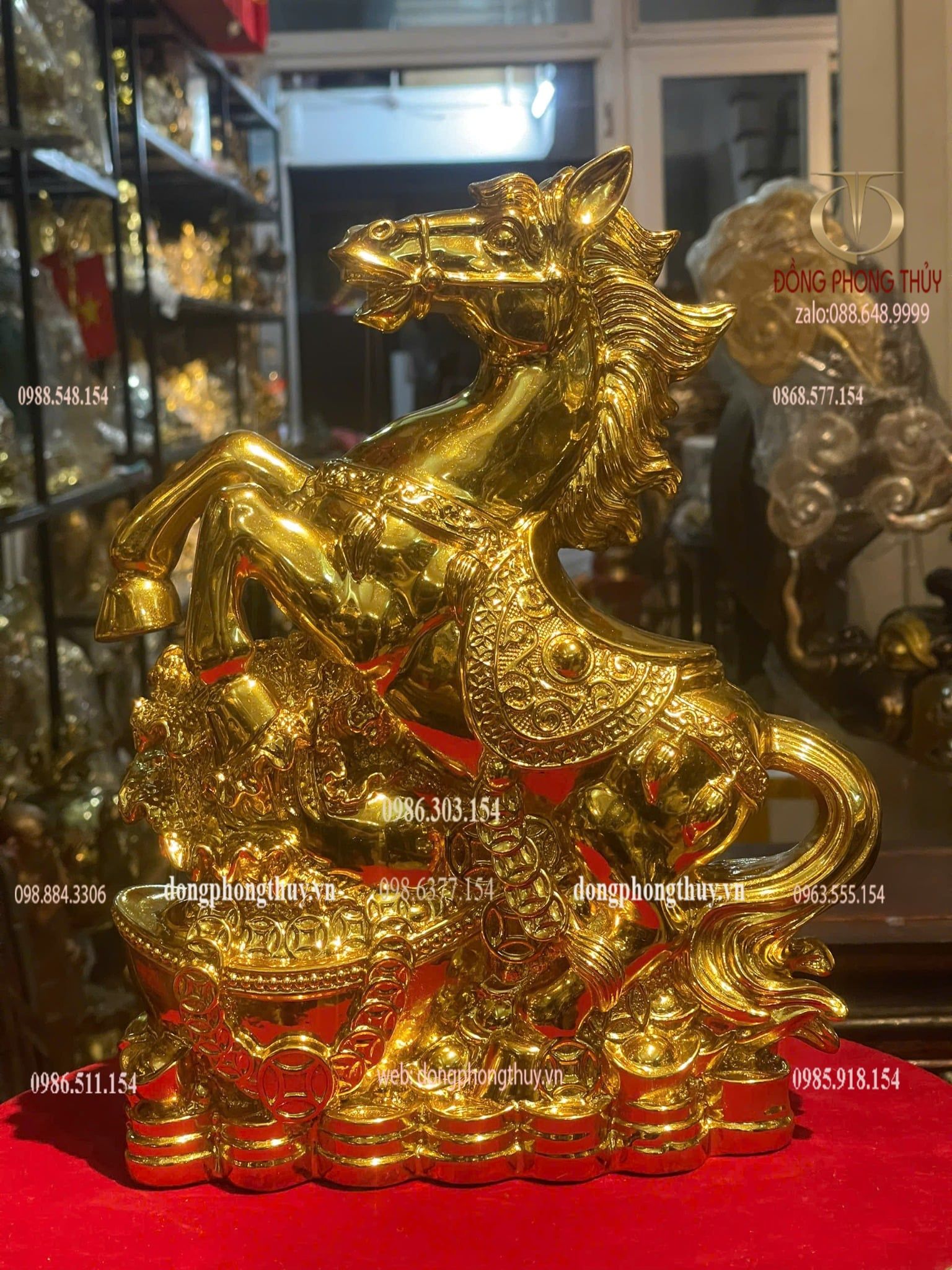 Tượng ngựa bằng đồng dát vàng