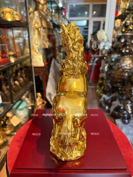 Tượng ngựa hý bằng đồng dát vàng