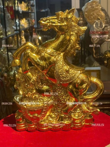 Tượng ngựa bằng đồng dát vàng