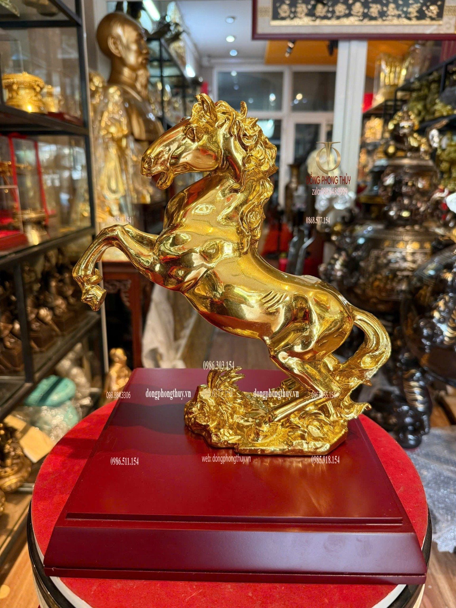 Tượng ngựa hý bằng đồng dát vàng