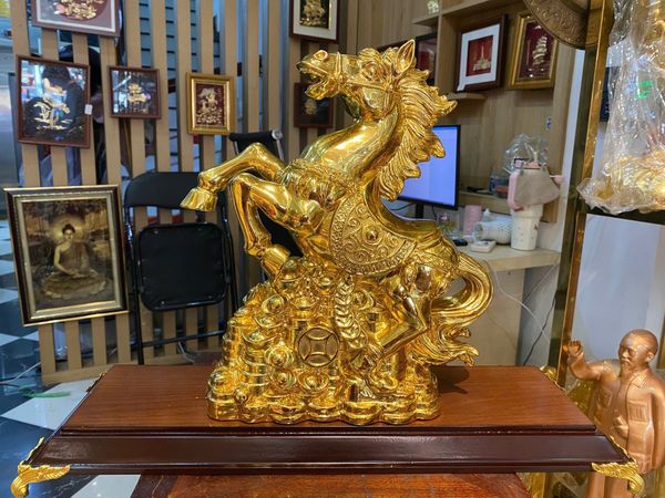 Tượng ngựa phong thủy bằng đồng dát vàng nano
