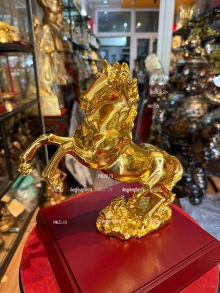 Tượng ngựa hý bằng đồng dát vàng