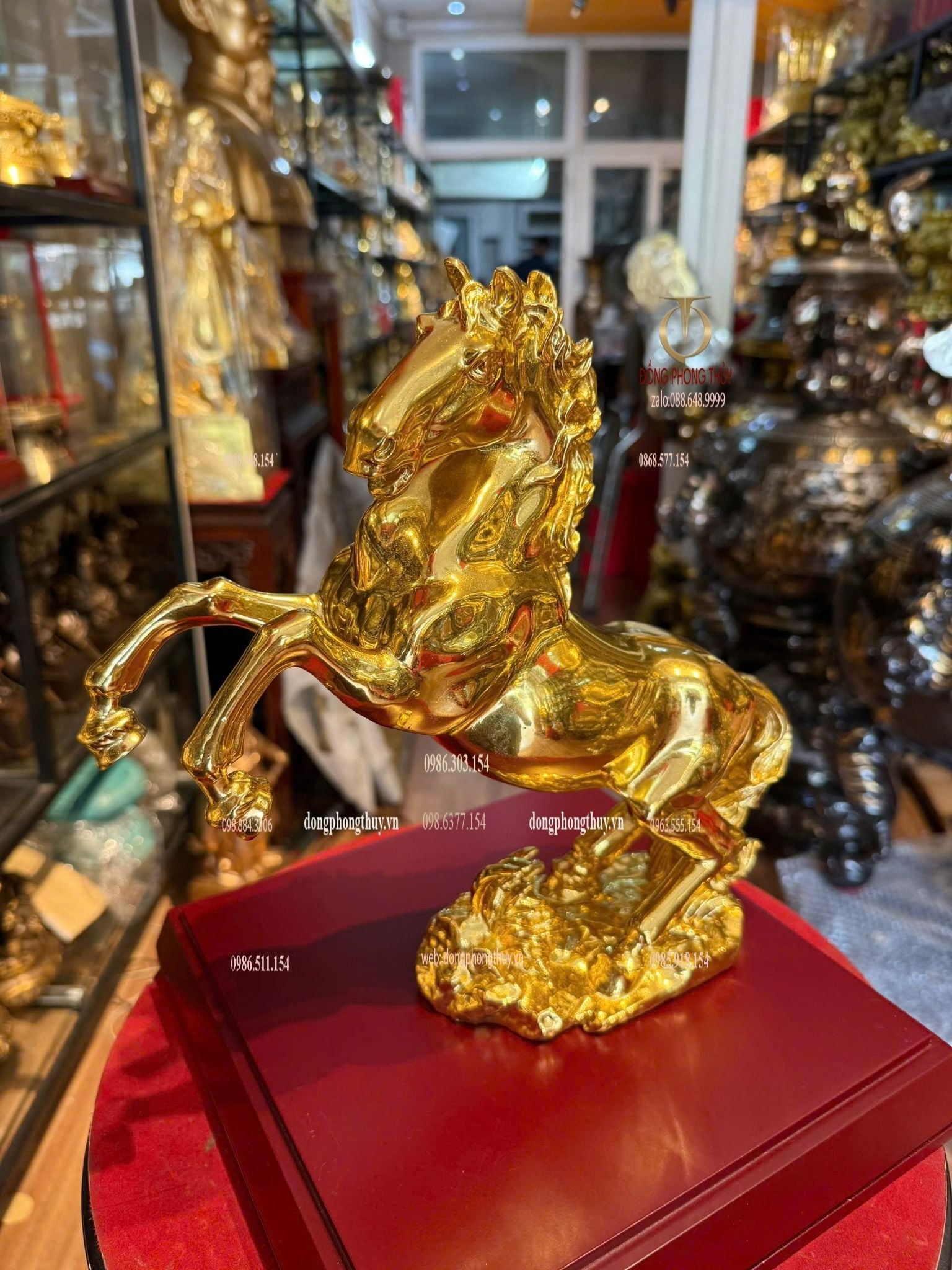 Tượng ngựa hý bằng đồng dát vàng