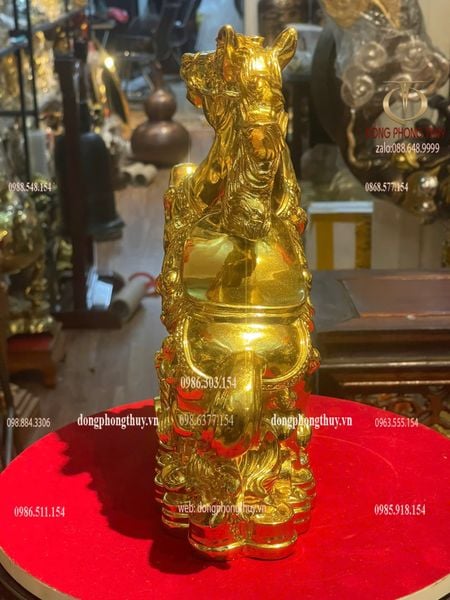 Tượng ngựa bằng đồng dát vàng