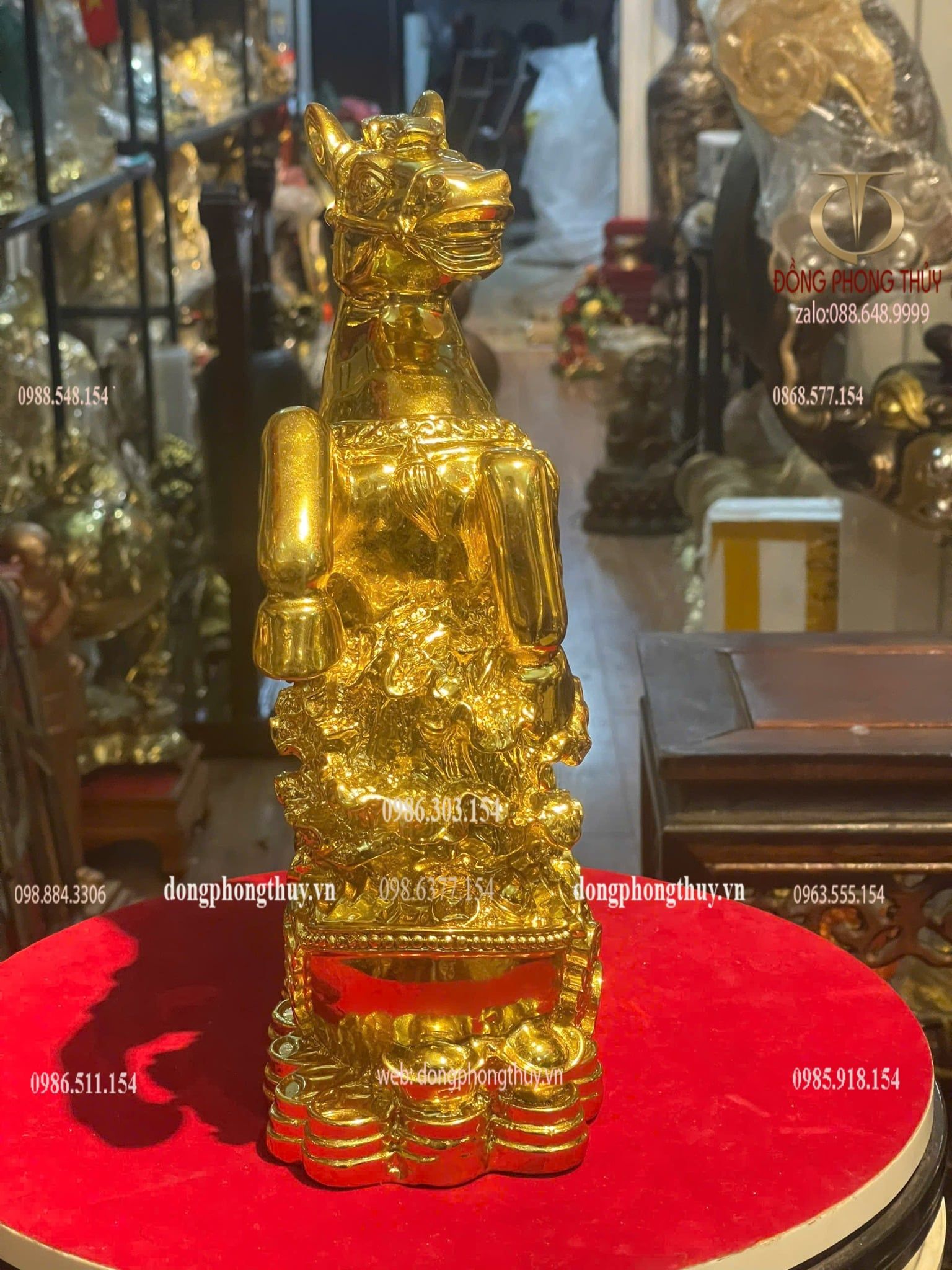 Tượng ngựa bằng đồng dát vàng