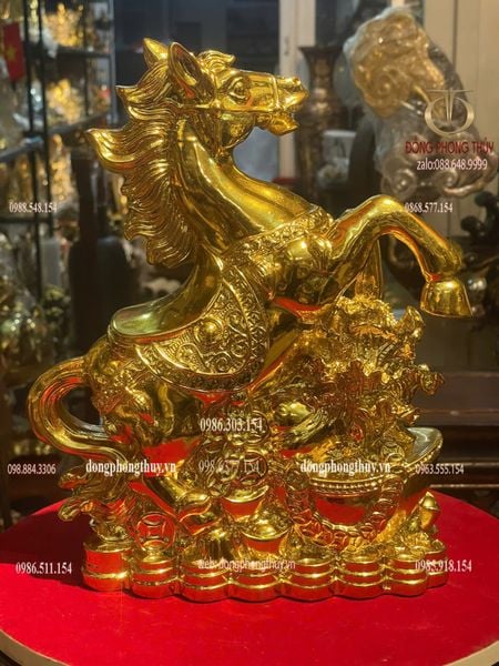 Tượng ngựa bằng đồng dát vàng