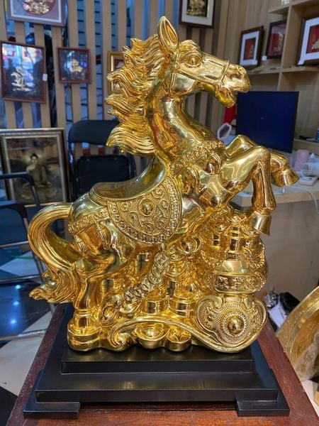 Tượng ngựa phong thủy bằng đồng dát vàng nano