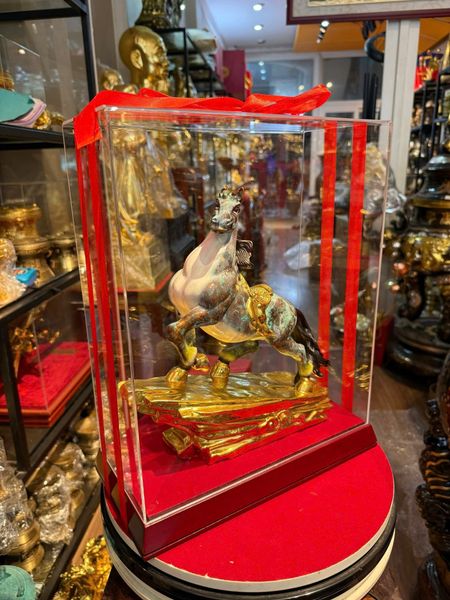 Tượng ngựa bằng đồng patina hỏa biến vân xanh dát vàng