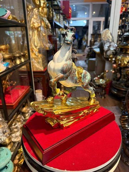 Tượng ngựa bằng đồng patina hỏa biến vân xanh dát vàng