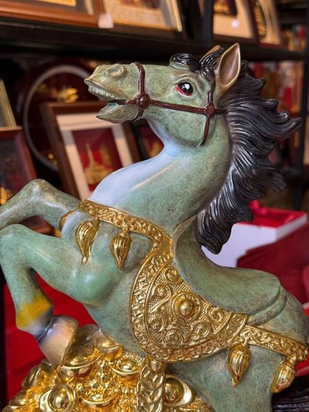 Tượng ngựa mạ vàng bằng đồng patina dát vàng điểm